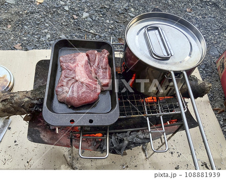 キャンプでステーキ キャンプでステーキ 108881939