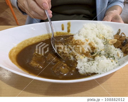 カツカレーを食べる女性 カツカレーを食べる女性 108882012