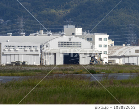 八尾駐屯地と駐機するCH-47JAチヌーク 八尾駐屯地と駐機するCH-47JAチヌーク 108882655