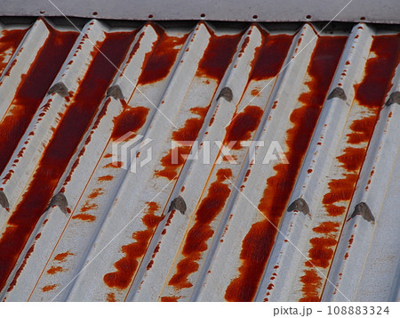 錆びたトタン屋根 108883324