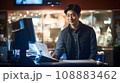 スーパーで働くアジア人男性 108883462