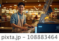 スーパーで働くアジア人男性 108883464