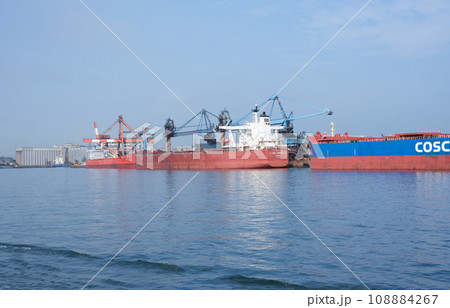 鹿嶋臨海工業地帯で荷役をする貨物船の景色 鹿嶋臨海工業地帯で荷役をする貨物船の景色 108884267