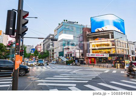 ソウル　夕暮れの梨泰院　※一部ソフトフォーカス 108884981