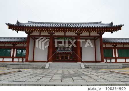 玄奘三蔵院の「礼門」(薬師寺/奈良県奈良市西ノ京町) 玄奘三蔵院の「礼門」(薬師寺/奈良県奈良市西ノ京町) 108884999