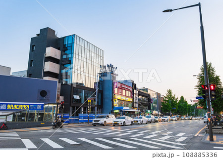 ソウル 夕暮れの梨泰院 ※一部ソフトフォーカス ソウル 夕暮れの梨泰院 ※一部ソフトフォーカス 108885336
