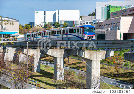 彩都西駅を出発するモノレール 108885364
