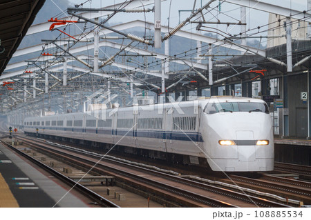 駅を通過する300系新幹線のぞみ号 108885534