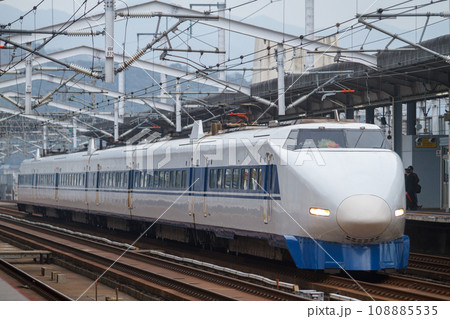 駅を通過する100系新幹線ひかり号（ラストラン） 108885535
