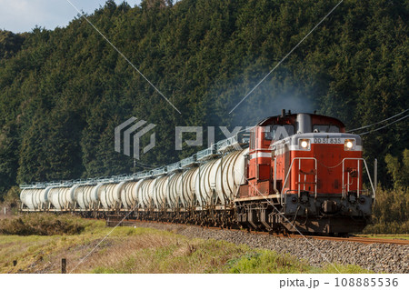 タキ1100形を牽引するDD51形ディーゼル機関車 108885536