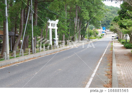 隠岐の島町布施漁港の通りの景色 隠岐の島町布施漁港の通りの景色 108885565