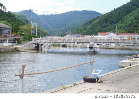 隠岐の島町布施漁港に架かる橋の景色 108885575