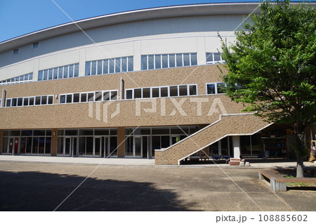 隠岐の島町運動公園建物の景色 108885602