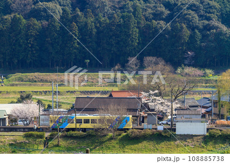 里山の駅に停まるローカル線 里山の駅に停まるローカル線 108885738