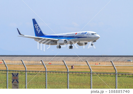着陸する飛行機 着陸する飛行機 108885740