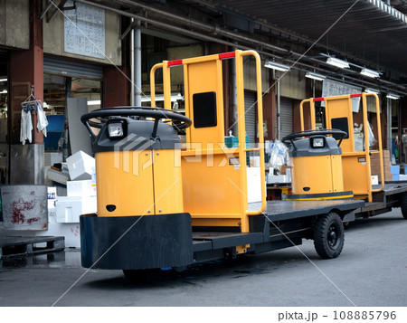 卸売市場のターレットトラック 108885796