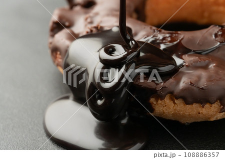 ドーナツオールドファッション　チョコソースをかける 108886357