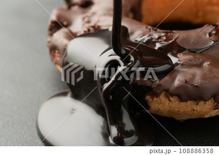 ドーナツオールドファッション チョコソースをかける ドーナツオールドファッション チョコソースをかける 108886358