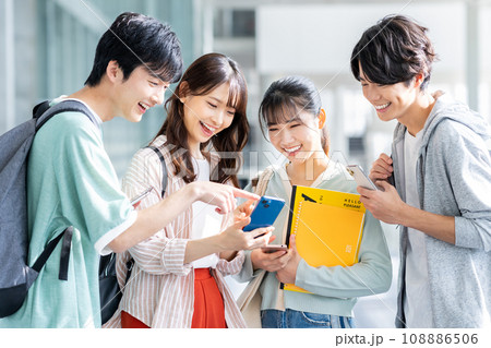 スマホを見る大学生の男女 108886506