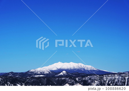 摩周湖展望台から見た冬の斜里岳 北海道 摩周湖展望台から見た冬の斜里岳 北海道 108886620