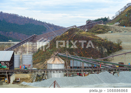 2023年11月長大なベルトコンベア建ち並ぶ成瀬ダム工事現場　上流展望台より　秋田県 108886868