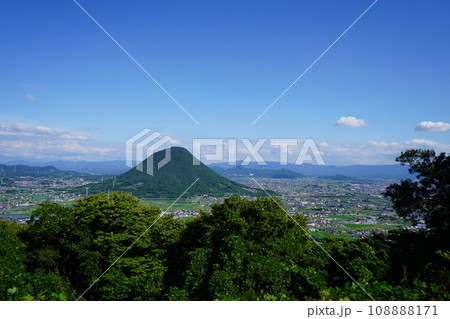 青ノ山山頂展望台からの飯野山 108888171