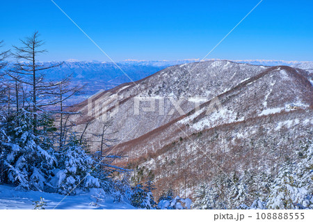冬の長野県小諸市の黒斑山の登山途中にある車坂山付近から西側の眺望(高峯山,御嶽山,乗鞍岳など) 冬の長野県小諸市の黒斑山の登山途中にある車坂山付近から西側の眺望(高峯山,御嶽山,乗鞍岳など) 108888555