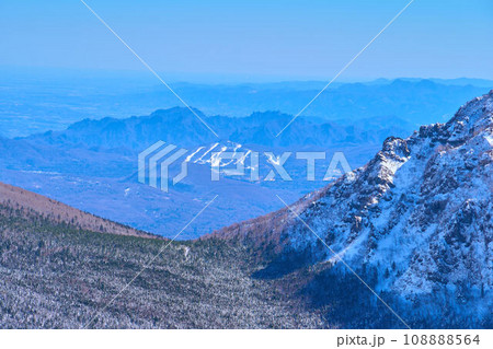 冬の長野県小諸市のトーミの頭から南東側の眺望(矢ヶ崎山,妙義山,御代田町,軽井沢町など) 冬の長野県小諸市のトーミの頭から南東側の眺望(矢ヶ崎山,妙義山,御代田町,軽井沢町など) 108888564