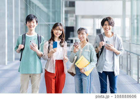 スマホを持つ大学生の男女 108888606
