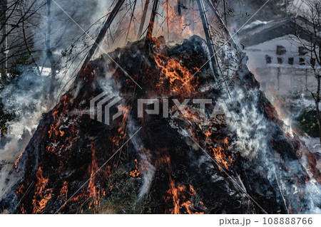 白山比咩神社の左義長祭 108888766