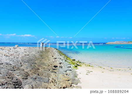 沖縄 宜野湾の海 108889204