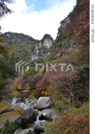 昇仙峡 覚円峰の少し早い紅葉 108889618