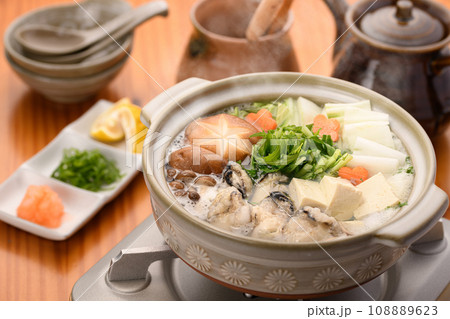 冬の味覚 牡蠣鍋 季節の柚子であっさりと 牡蠣料理 冬の味覚 牡蠣鍋 季節の柚子であっさりと 牡蠣料理 108889623