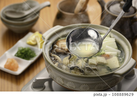 冬の味覚 牡蠣鍋 季節の柚子であっさりと 牡蠣料理 108889629