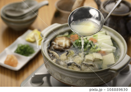 冬の味覚 牡蠣鍋 季節の柚子であっさりと 牡蠣料理 冬の味覚 牡蠣鍋 季節の柚子であっさりと 牡蠣料理 108889630