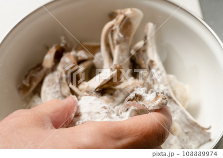 舞茸に小麦粉を振る 舞茸に小麦粉を振る 108889974