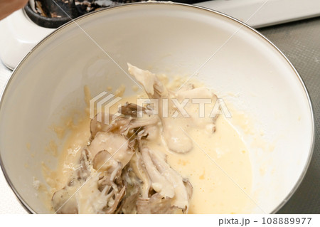 舞茸に天ぷら衣を付ける 108889977