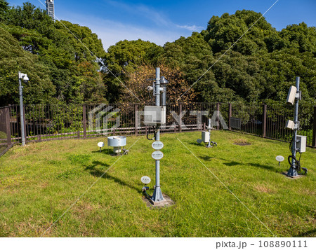 北の丸公園内に設置された「東京」の気象観測地点（露場） 108890111