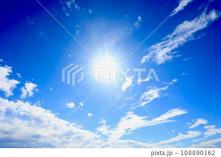 爽やかな青空と太陽 108890162