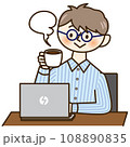 コーヒーを飲みながらパソコンを操作する男性 108890835