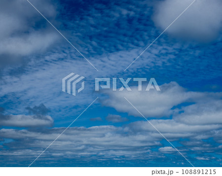 北海道稚内市沖の日本海に浮かぶ礼文島の香深港から稚内港に向かうフェリーから撮影した青い空と白い雲 北海道稚内市沖の日本海に浮かぶ礼文島の香深港から稚内港に向かうフェリーから撮影した青い空と白い雲 108891215