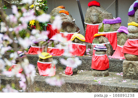 京都 紫雲山頂法寺 六角堂のお地蔵様と桜（京都市中京区） 108891238