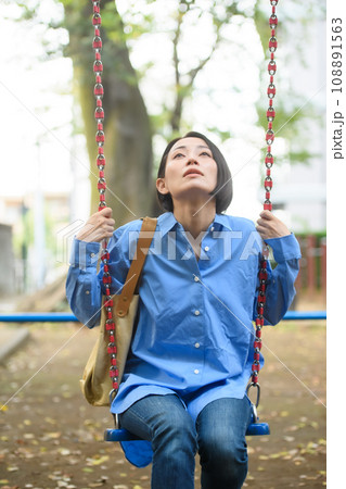 公園で時間つぶしをする女性 108891563