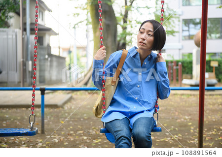 公園で時間つぶしをする女性 108891564