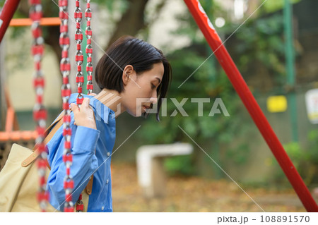 公園で時間つぶしをする女性 公園で時間つぶしをする女性 108891570