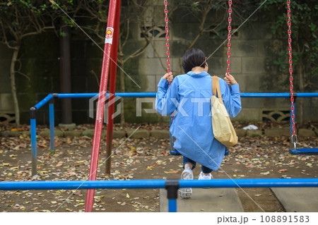 公園で時間つぶしをする女性　後ろ姿 108891583