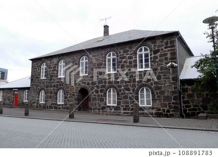 アイスランド　夏　レイキャビーク　アルシング国会議事堂 108891783