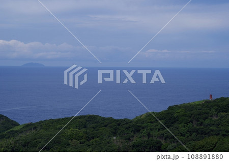 宗像大島 風車展望所の左手に神宿る島、沖ノ島が見える 宗像大島 風車展望所の左手に神宿る島、沖ノ島が見える 108891880