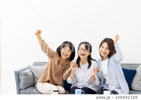 テレビ観戦 応援 興奮 テレビ観戦 応援 興奮 108892189