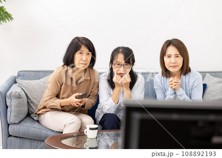 テレビ観戦 応援 興奮 テレビ観戦 応援 興奮 108892193